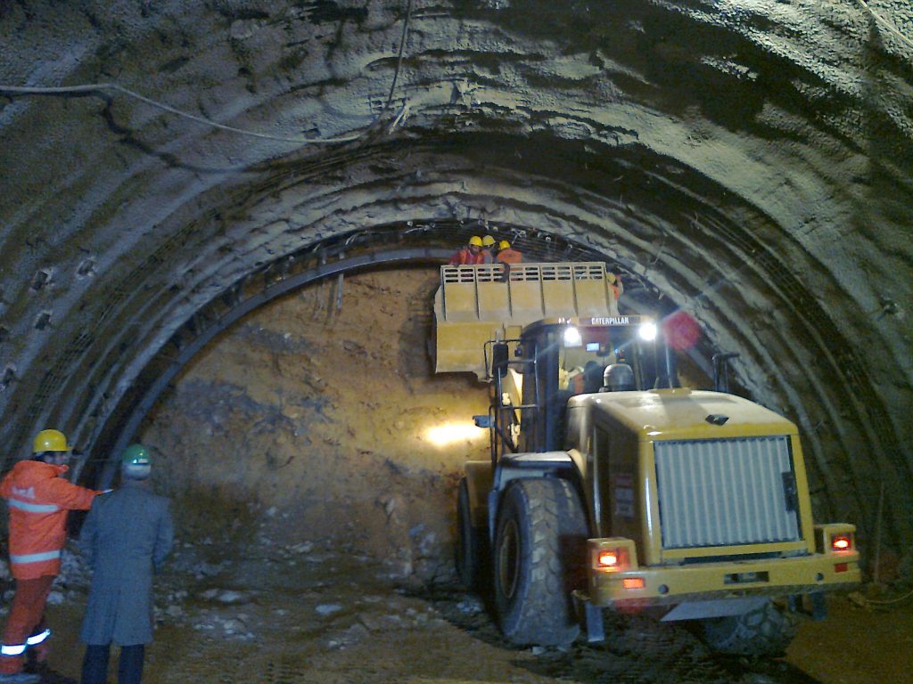 RIZE'YI DOGU VE GUNEYDOGU ANADOLU BOLGELERINE BAGLAYACAK, KIS AYLARINDA KAR NEDENIYLE GECIT VERMEYEN RIZE-ERZURUM KARAYOLU GUZERGAHINDAKI 2640 RAKIMLI OVIT DAGI'NDA 132 YILDIR YAPILMASI ISTENEN OVIT TUNELINDE CALISMALAR SURDURULUYOR.  (ANADOLU AJANSI - ISMET KOSOGLU) (20130210)